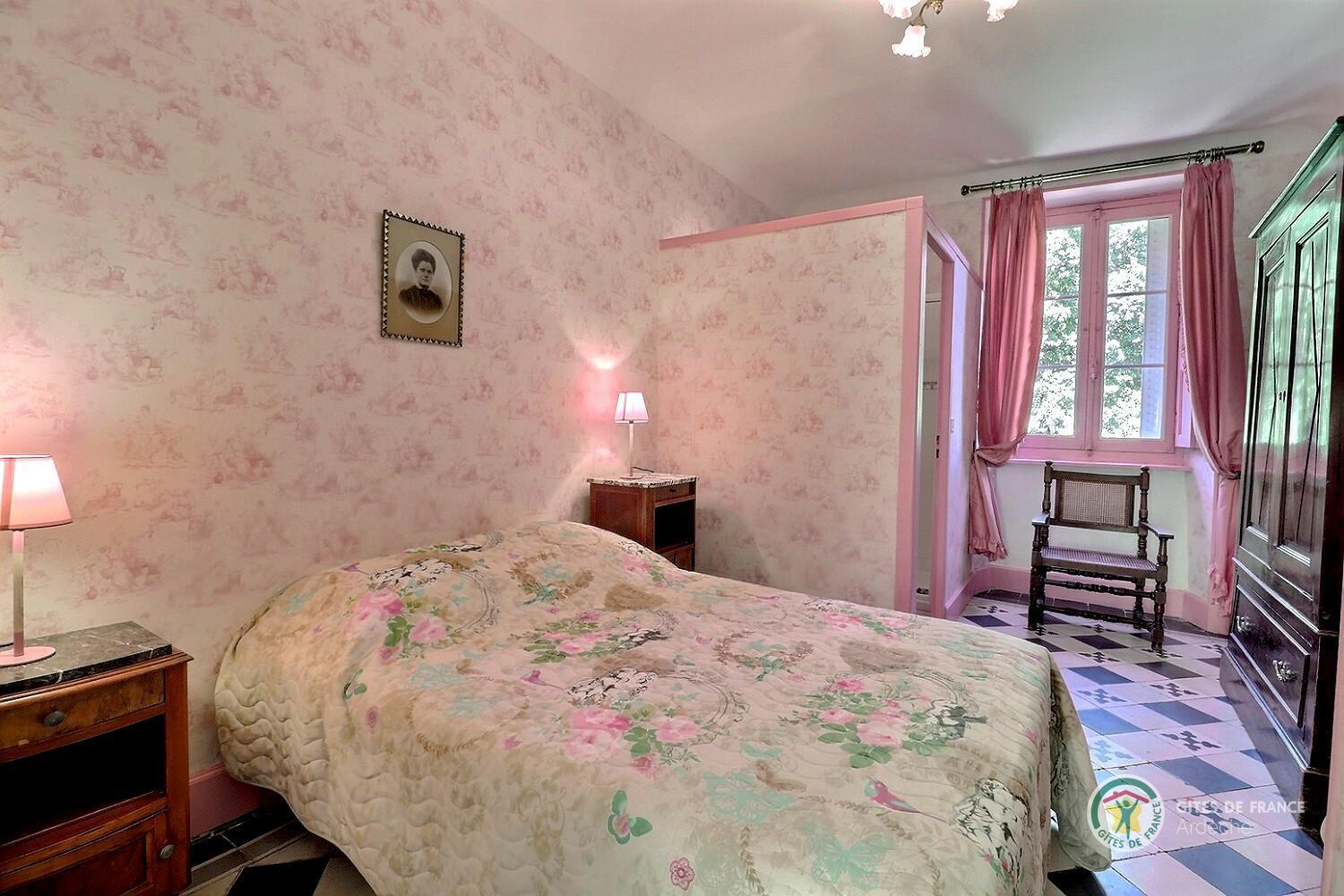 Chambre rose avec un lit en 140, armoire et salle d'eau privative