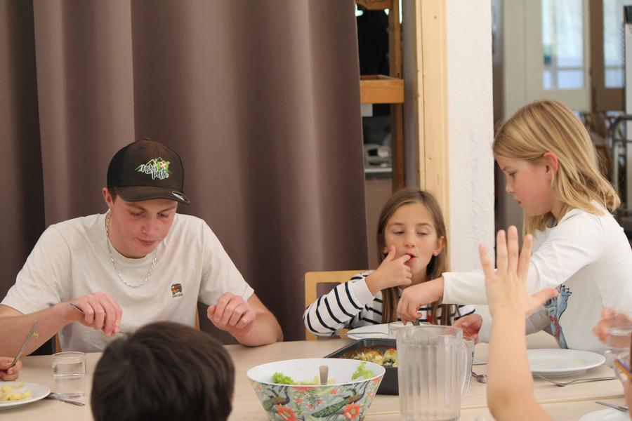 Je mange avec mes amies Je mange avec mes amies