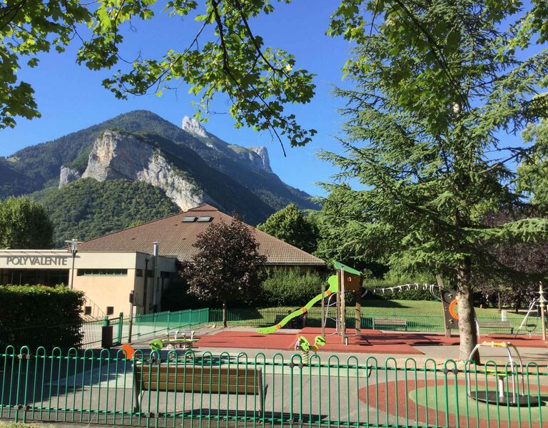 Faverges centre ville jeux parc Simon Berger