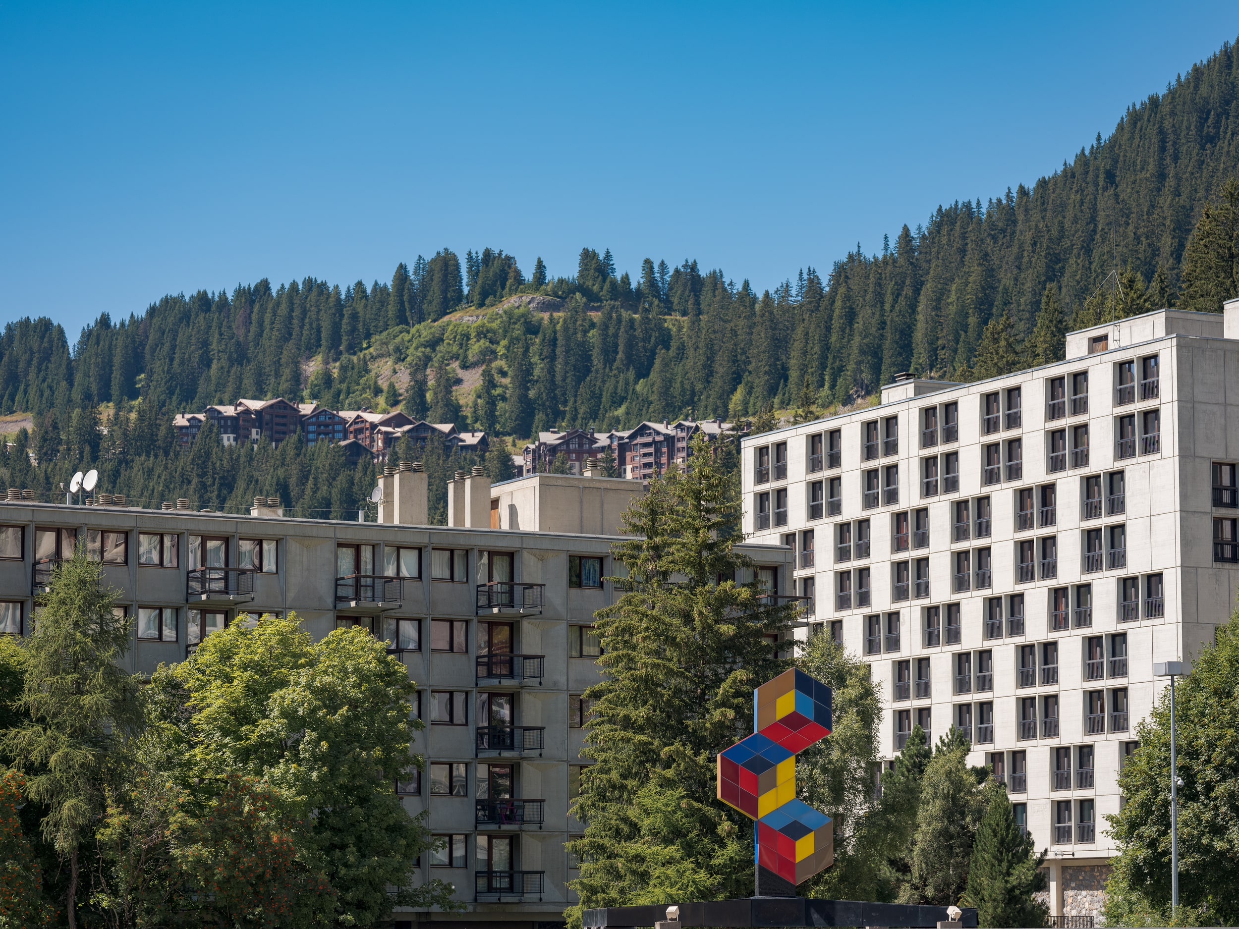 Flaine Forum avec l'œuvre des Trois Hexagones