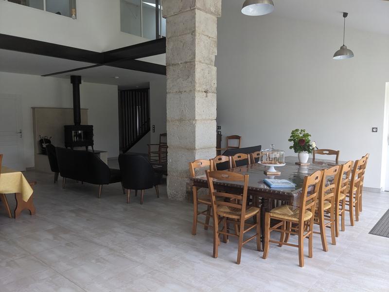 Très grande pièce de vie avec salon et poêle à bois