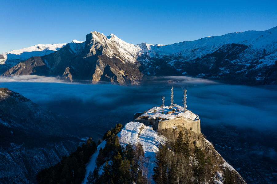 Vue aérienne du Fort du Télégraphe enneigé à Valloire