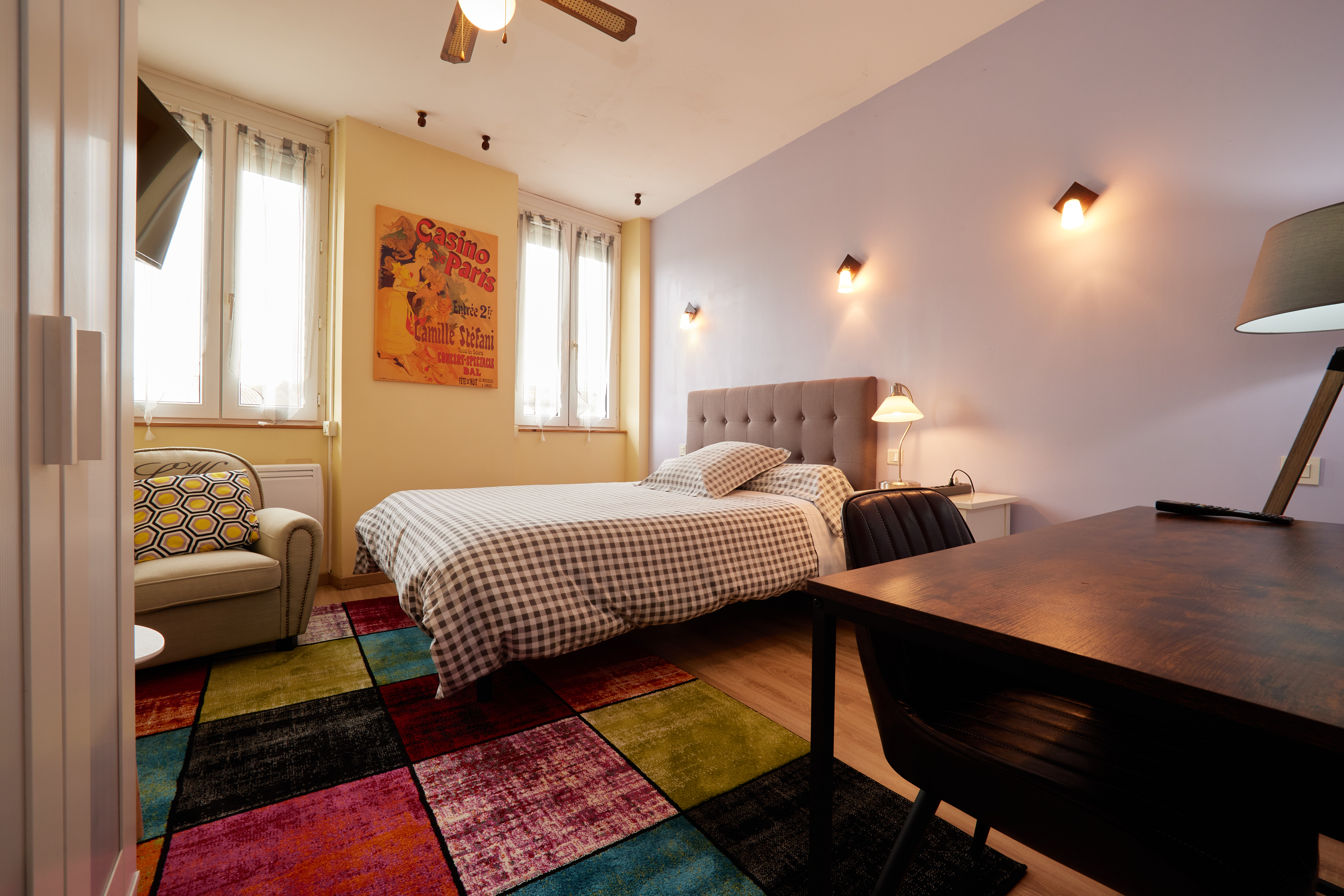 Chambre suite avec table, fenetre