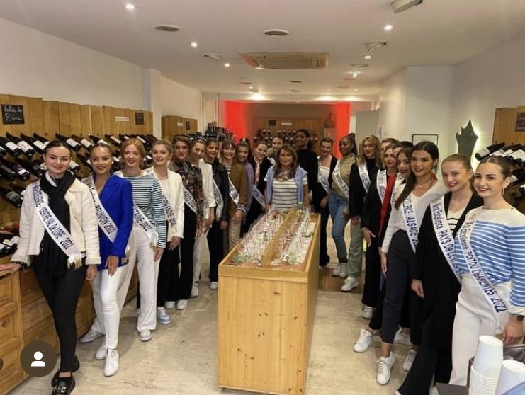 La délégation "Miss Excellence" en visite dans la boutique en 2022.