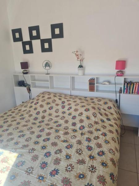 Gîte Le Clos du Noyer Renard-Chambre avec Terrasse : 2 lits 1 pers. électriques pouvant former 1 lit en 180cm) et un lit escamotable en 90cm-La Gaude-Gîtes de France Alpes-Maritimes 