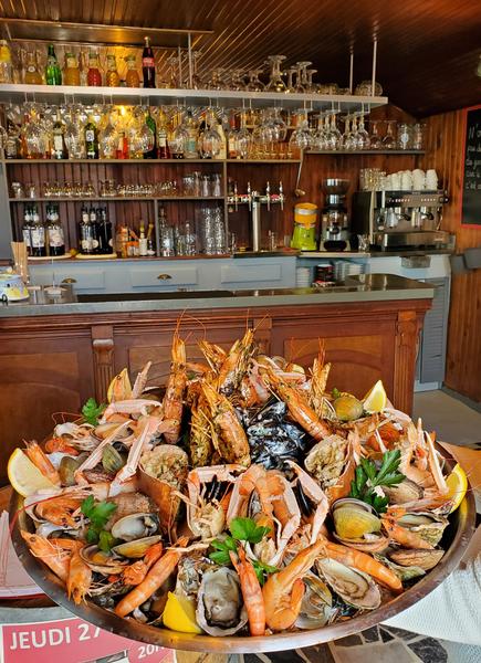 Un énorme plateau de fruits de mer.