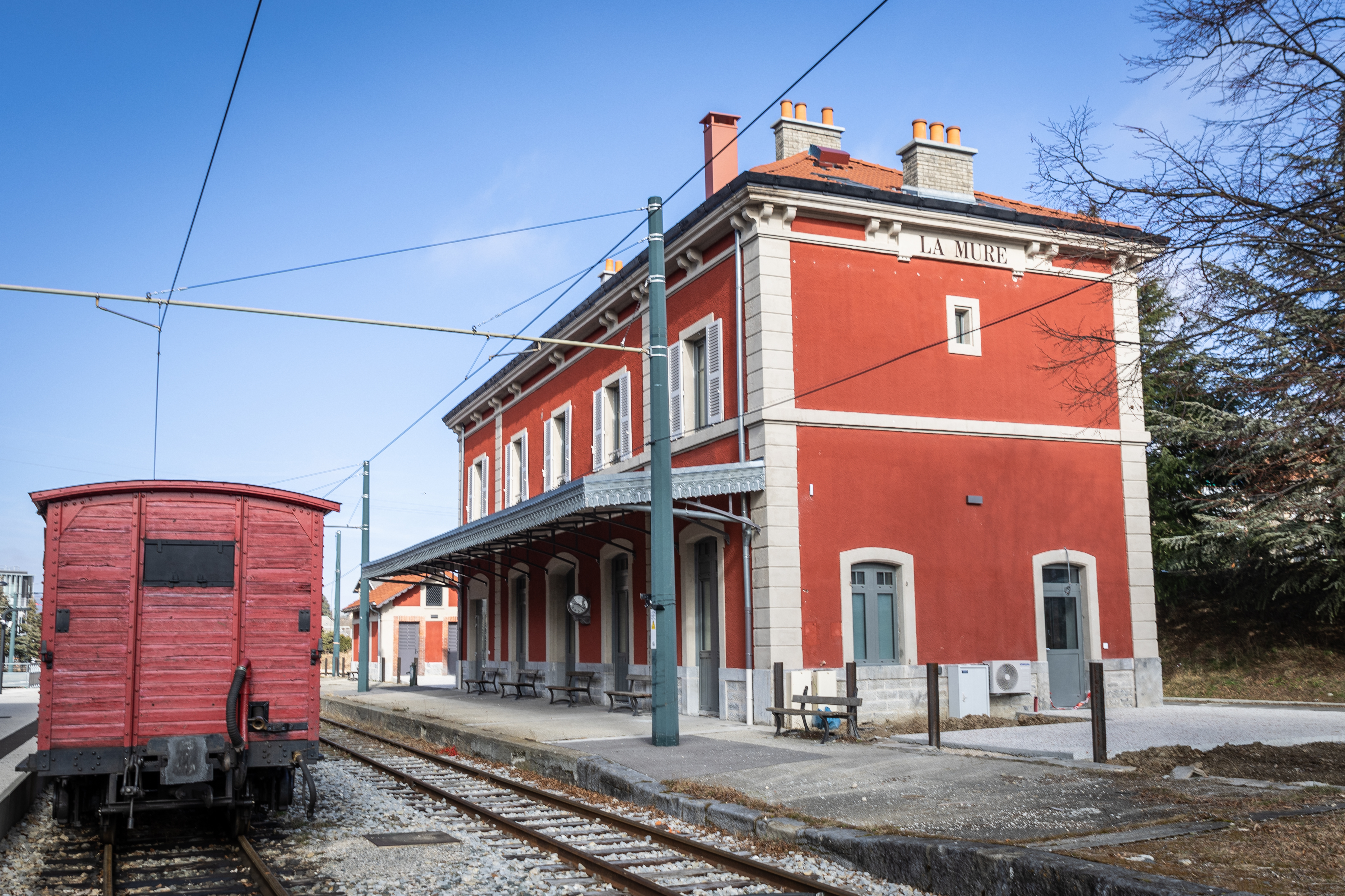 batîment vu depuis la gare du Petit train de la Mure