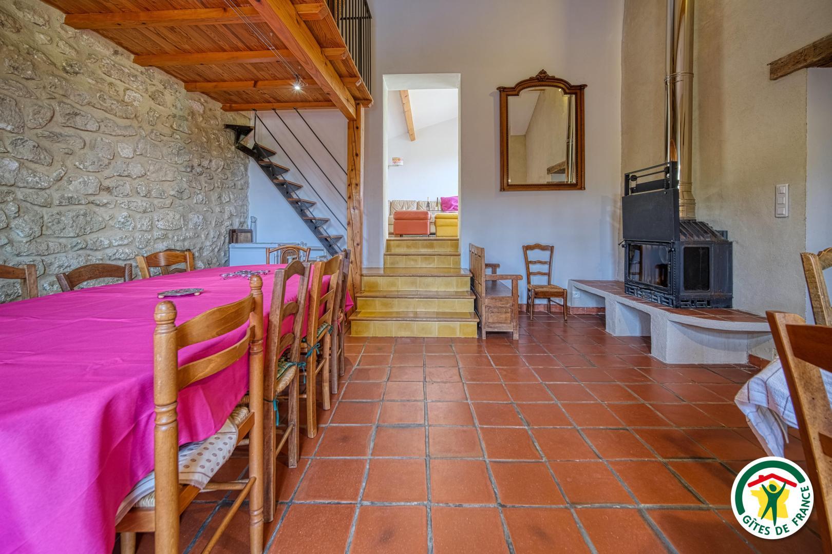 Salle à manger et poêle à bois