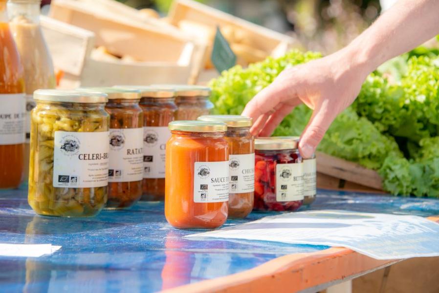 Photo d'un stand de bocaux de légumes