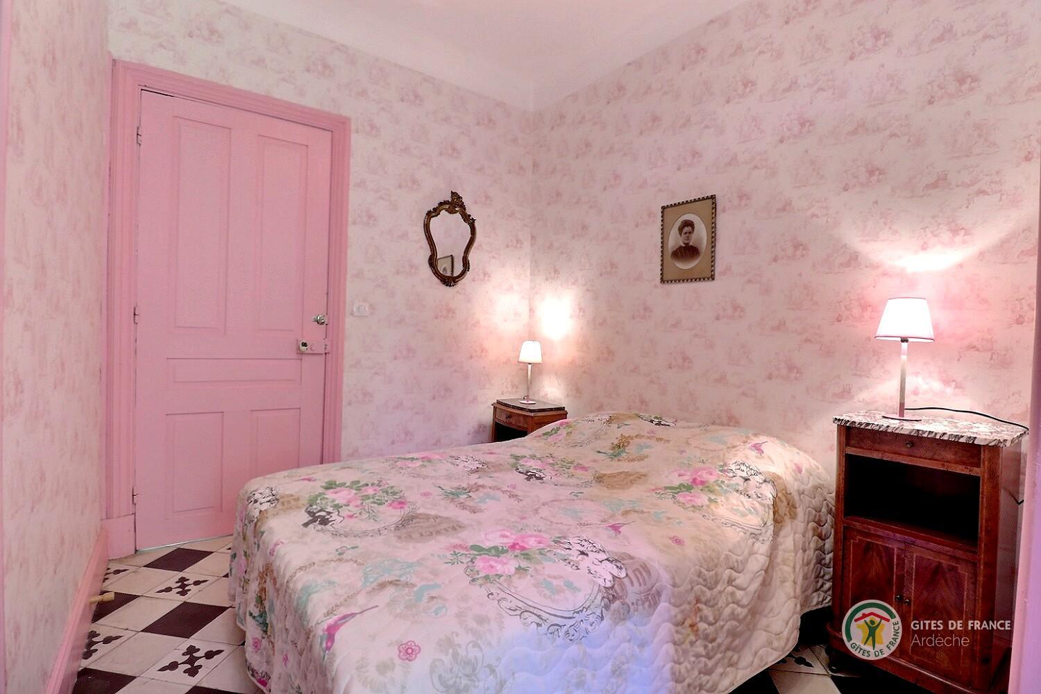 Chambre rose avec un lit en 140, armoire et salle d'eau privative