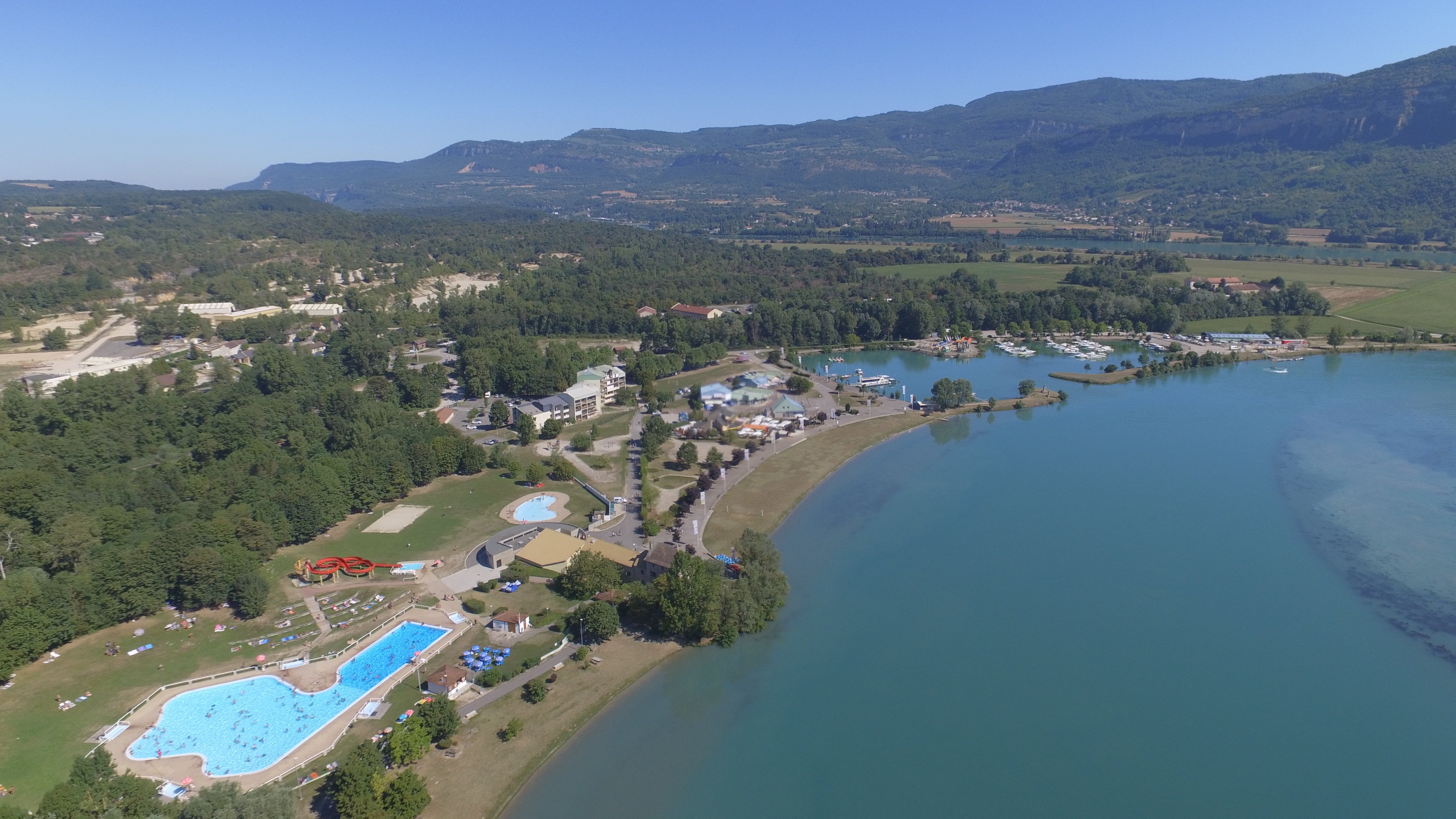 Vue aérienne de la base de loisirs située sur le passage de ViaRhôna