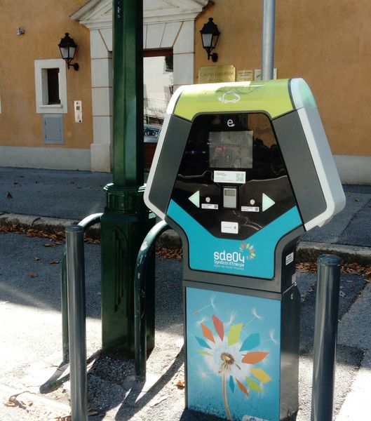 Electric vehicle charging station
