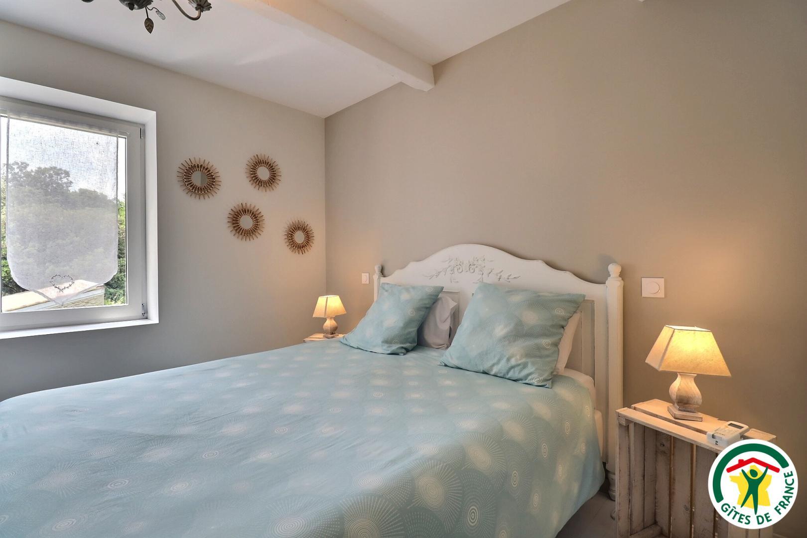Chambre avec un lit double (1x160), rangement, climatisation réversible