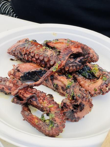 Une assiette de poulpe fumés et grillés.