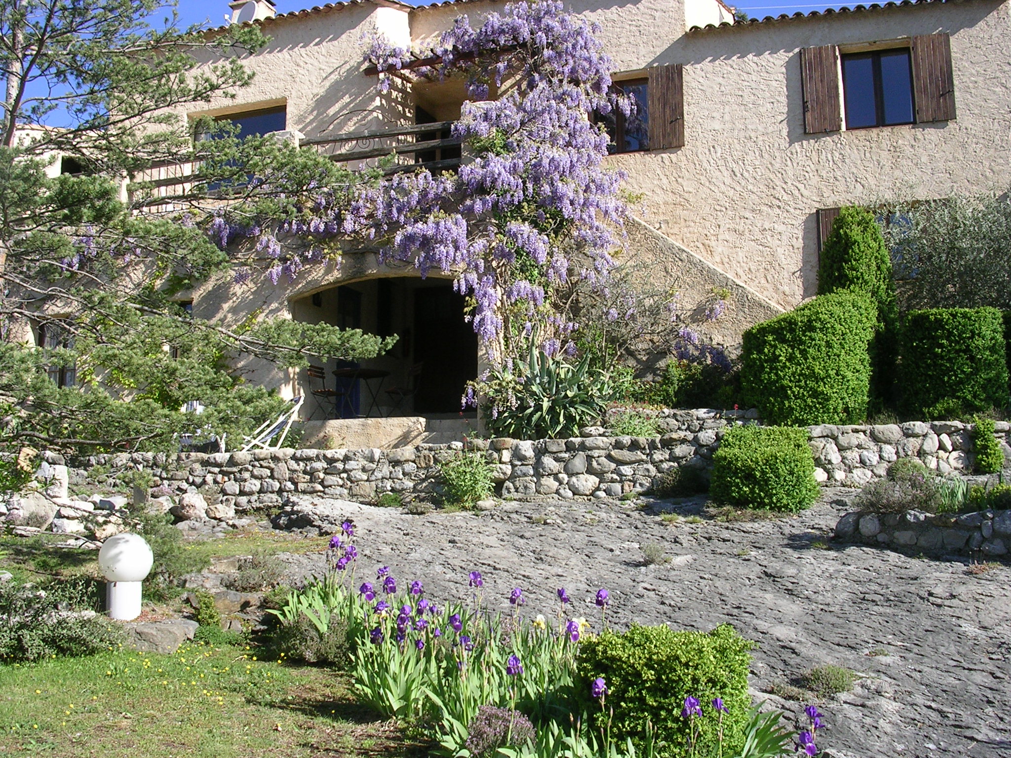 Vue de la maison depuis le jardin