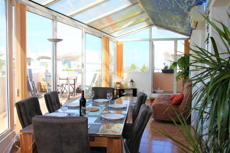 Véranda avec table pour 6 personnes