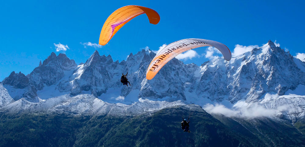 Baptême de parapente dans la vallée de Chamonix depuis le décollage du plan de l'aiguille