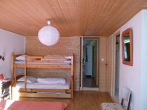 chambre à coucher lumineuse avec lit double et lits superposés