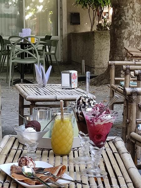 Glaces et crêpes à savourer sur la terrasse Glaces et crêpes à savourer sur la terrasse