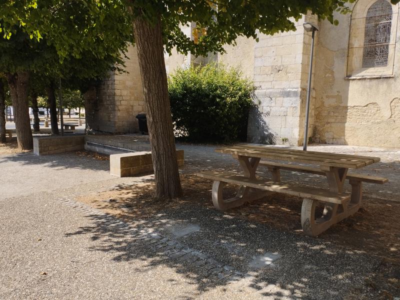 Tables de pique-nique place du Marché