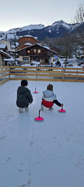 Enfants qui jouent à l'eisstock Enfants qui jouent à l'eisstock