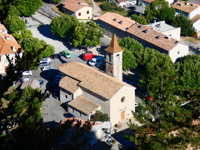 Eglise Saint-Julien depuis le GR 946 - © Office de Tourisme Sisteron Buëch Village médiéval d'Orpierre - © Office de Tourisme Sisteron Buëch