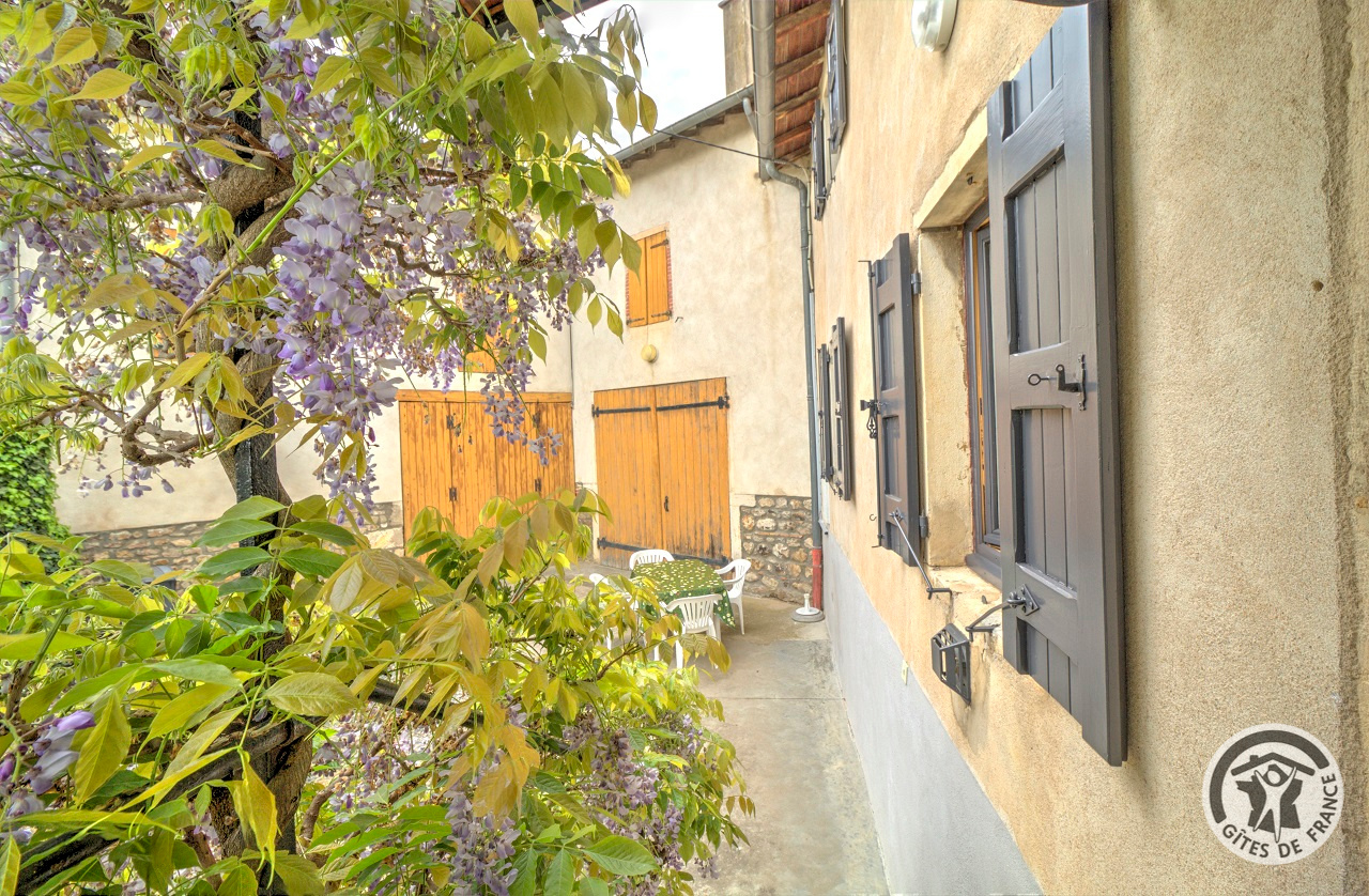 'Gîte des 4 Saisons' à Régnié-Durette, dans le Beaujolais - Rhône : vue sur la cour depuis le petit balcon.