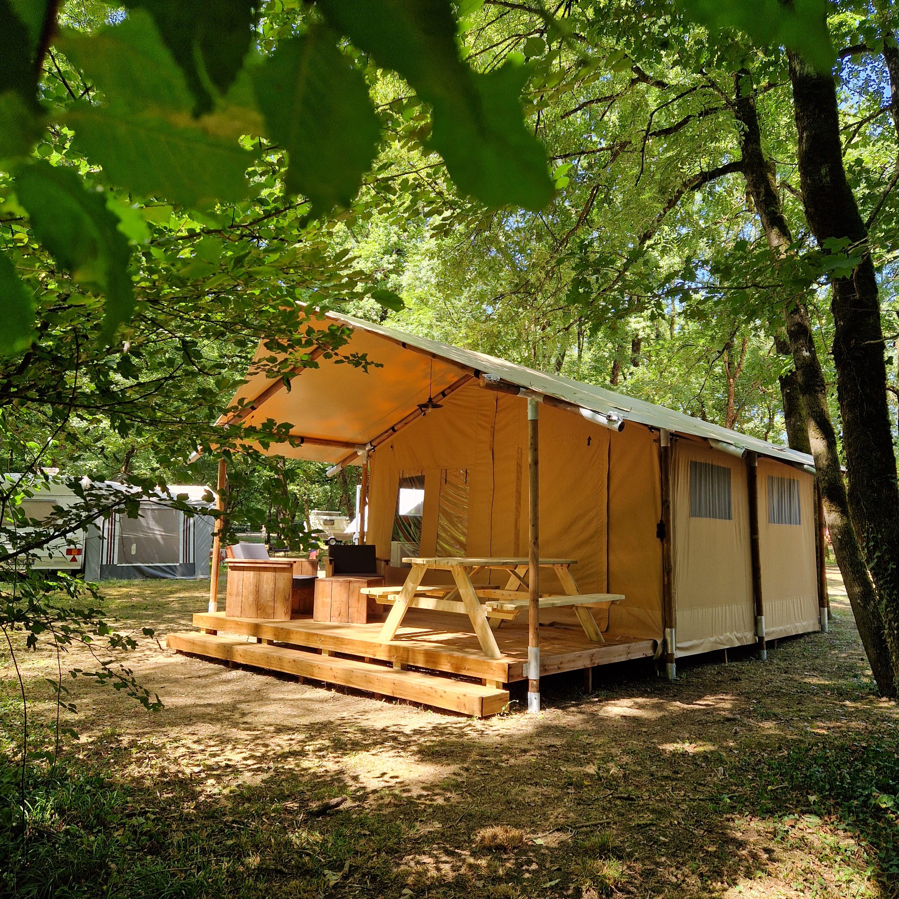 Tente lodge au camping de la Vallée Bleue de Montalieu Vercieu