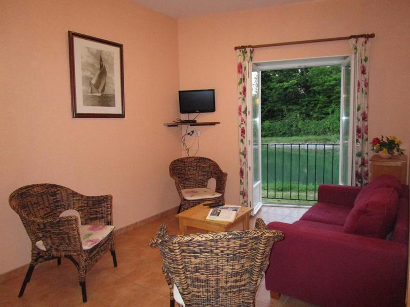 Salon donnant sur le canal du Loing Gîte rural Beaumoulin (n°254)- La Madeleine sur Loing -