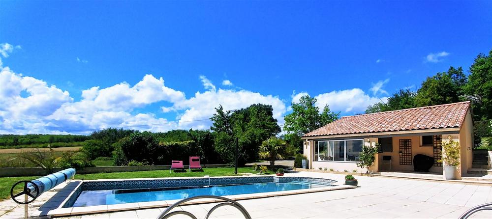 Le gîte et sa piscine