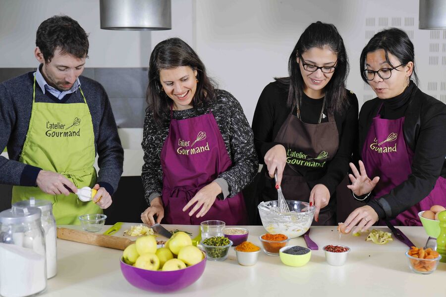 Participants à un cours de cuisine heureux ludique