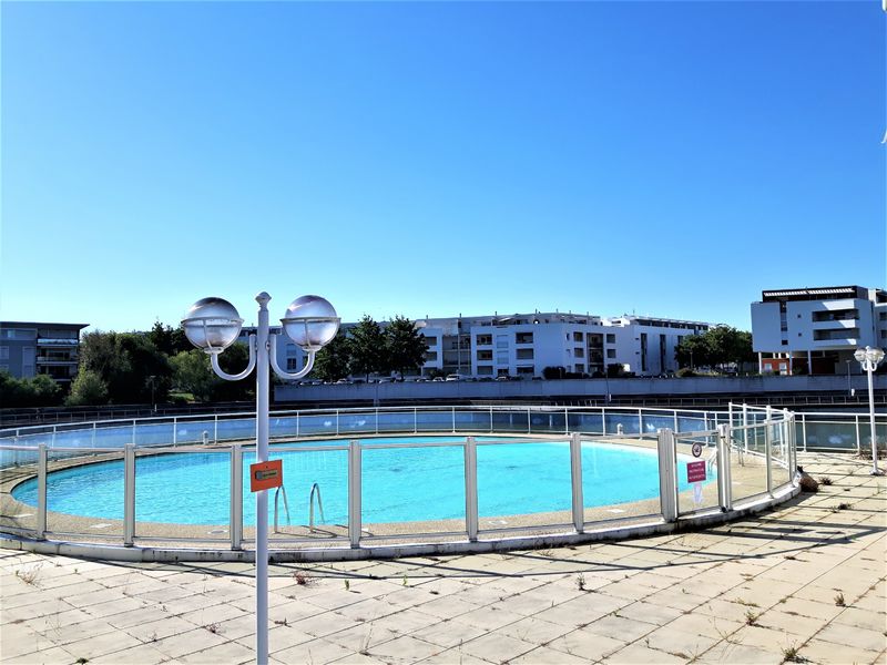 Grande piscine ronde avec vue sur le lac de la Sole