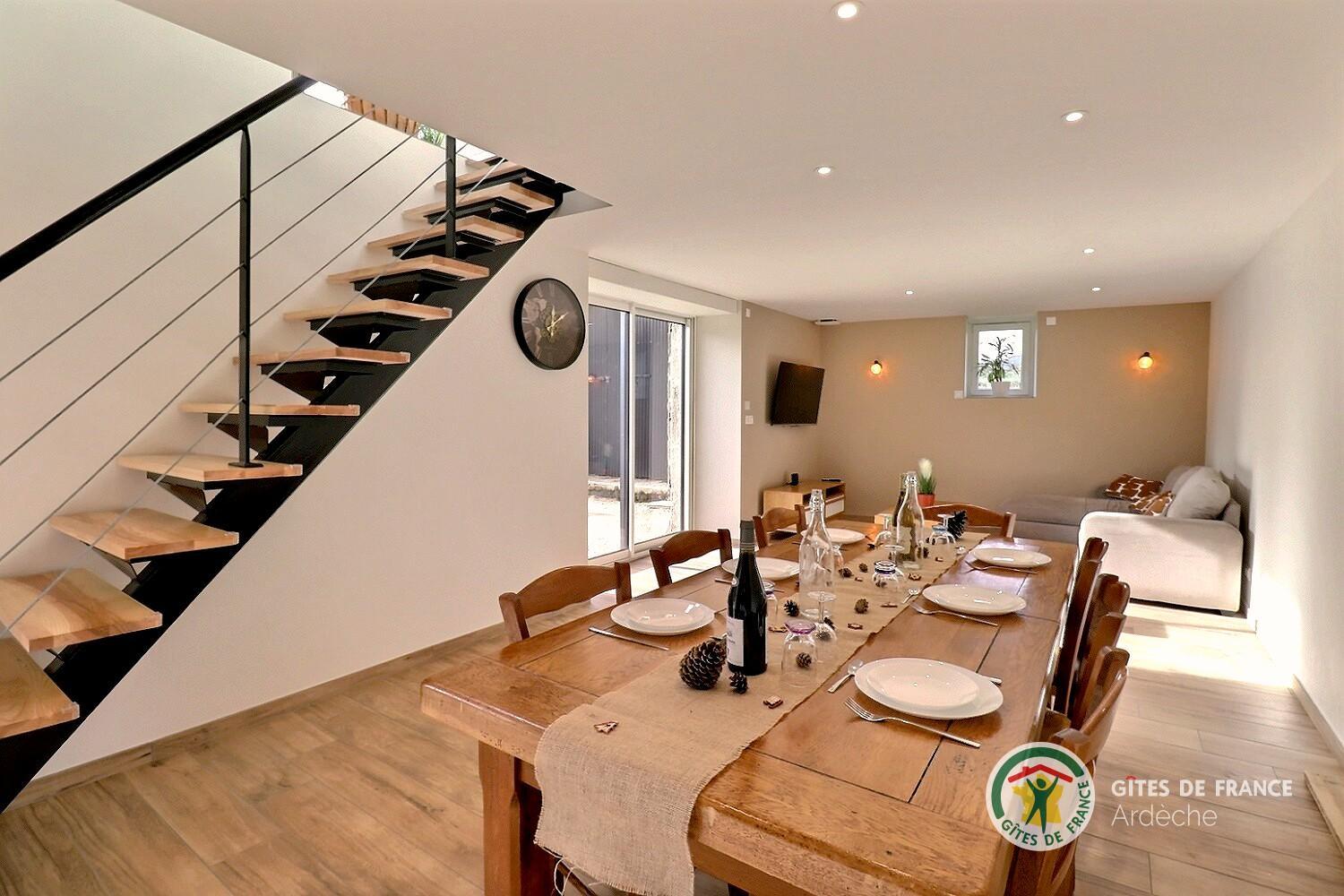 La pièce de vie, climatisée, ouverte sur terrasse