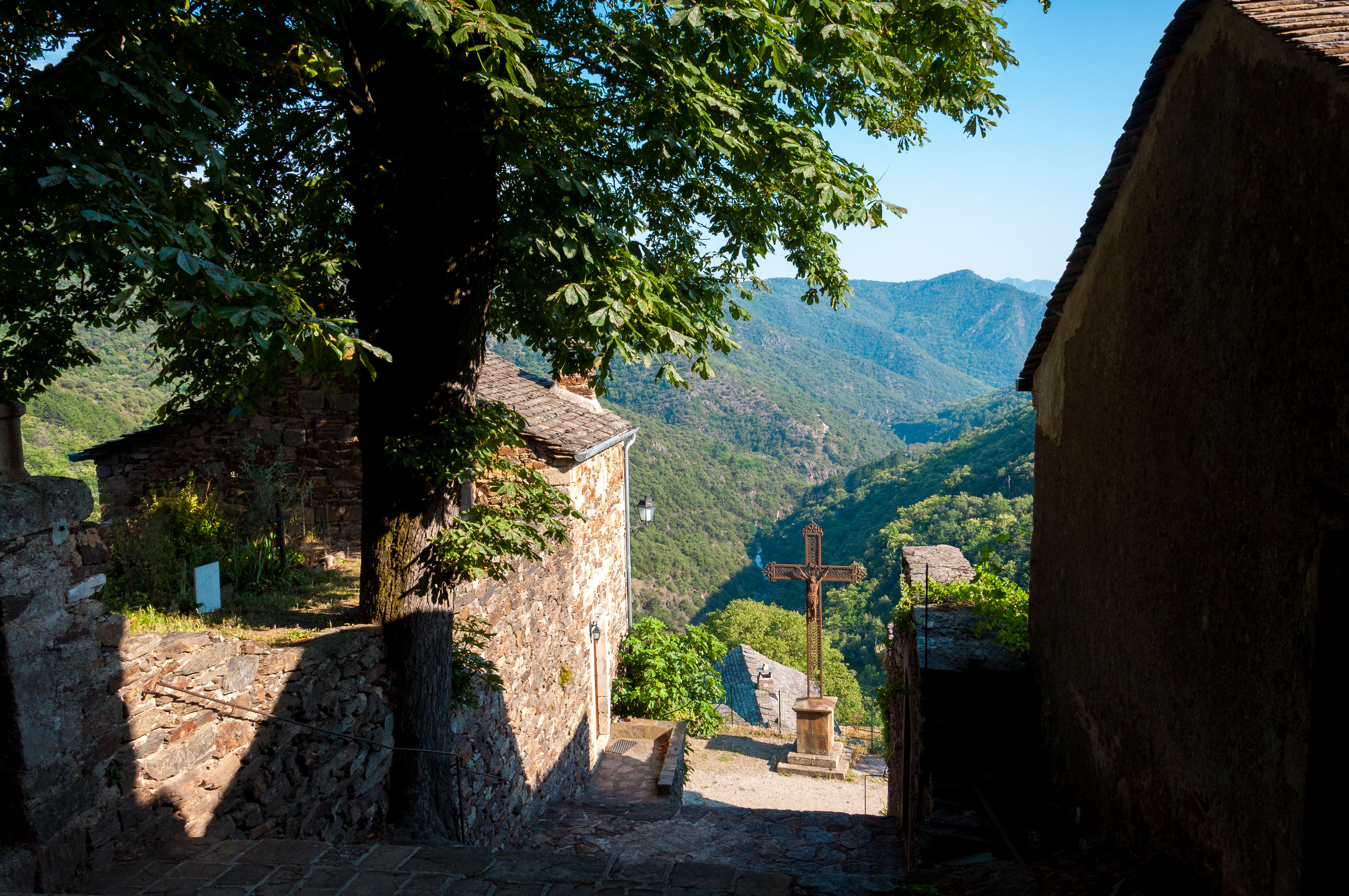 dans le village vue sur la vallée de la Thines