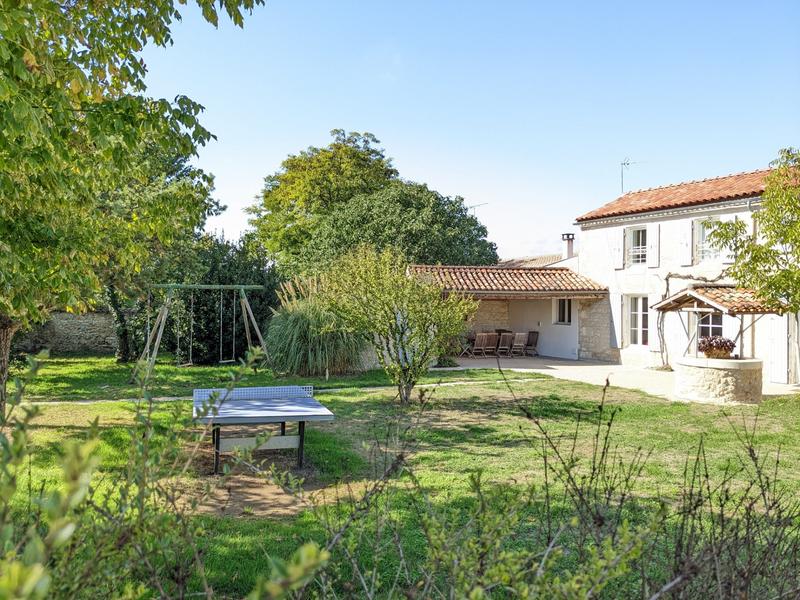 Jardin clos et terrasse couverte