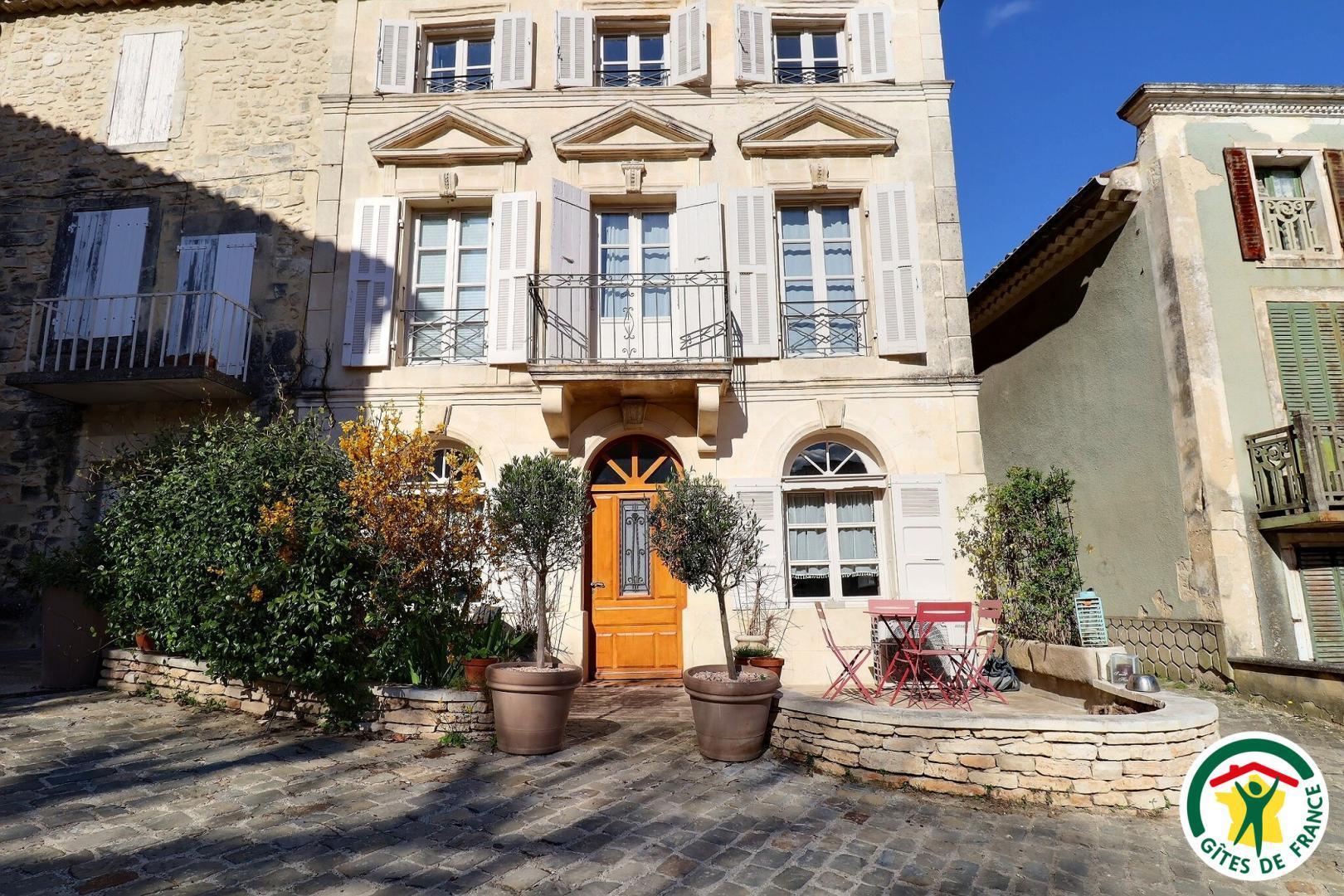 L'entrée du gîte, hébergement sur 3 niveau, petit terrasse avec salon de jardin devant le logement. Rue très calme