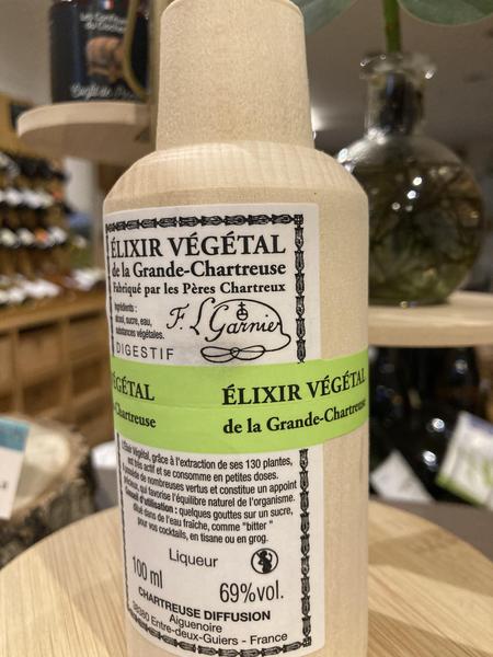 Zoom sur une bouteille d'un "Elixir végétal".