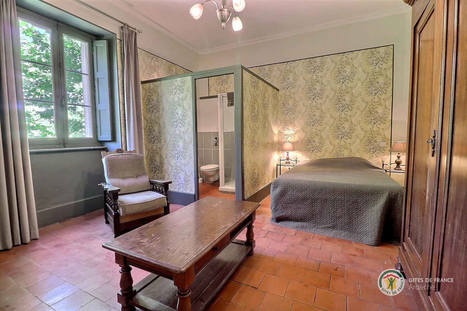 Chambre kaki avec un lit en 140, salon détente et salle d'eau privative