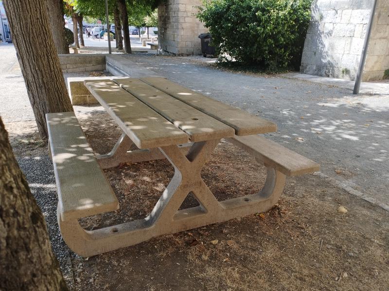 Table de pique-nique et terrain de pétanque