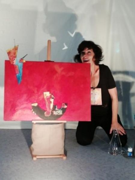 Comédienne derrière un petit théatre en papier