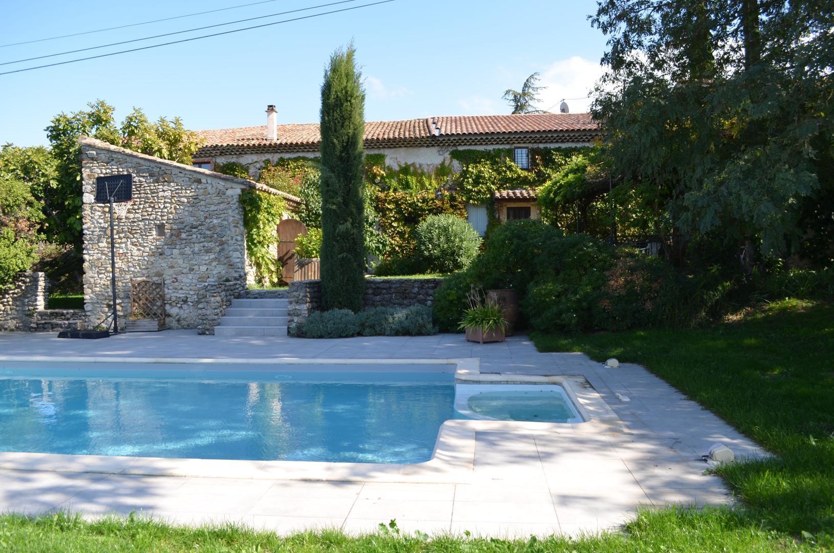 Piscine privative (ouverte de mai à octobre selon la météo, non chauffée, clôturée, dimensions 5x10m, profondeur de 1m40 à 1m60),