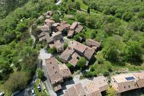 Chasteuil sur le GR4, est situé entre Castellane et le point de vue le plus célèbre de la région, le Point Sublime. Il offre un magnifique panorama sur les Gorges du Verdon et constitue l'un des sites incontournables de la région.