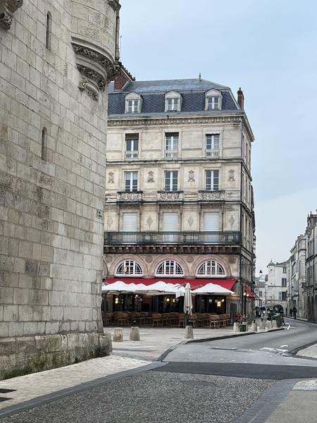 la place de l'hôtel de ville, où est situé le restaurant.