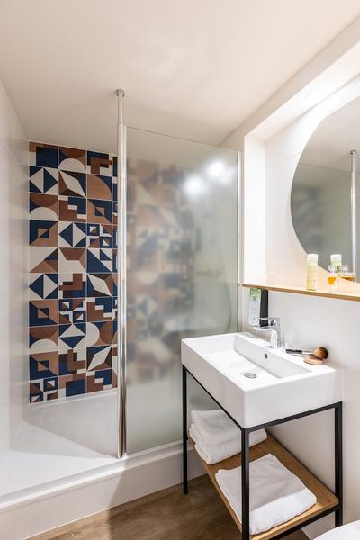Une salle d'eau avec cabine de douche ouverte.