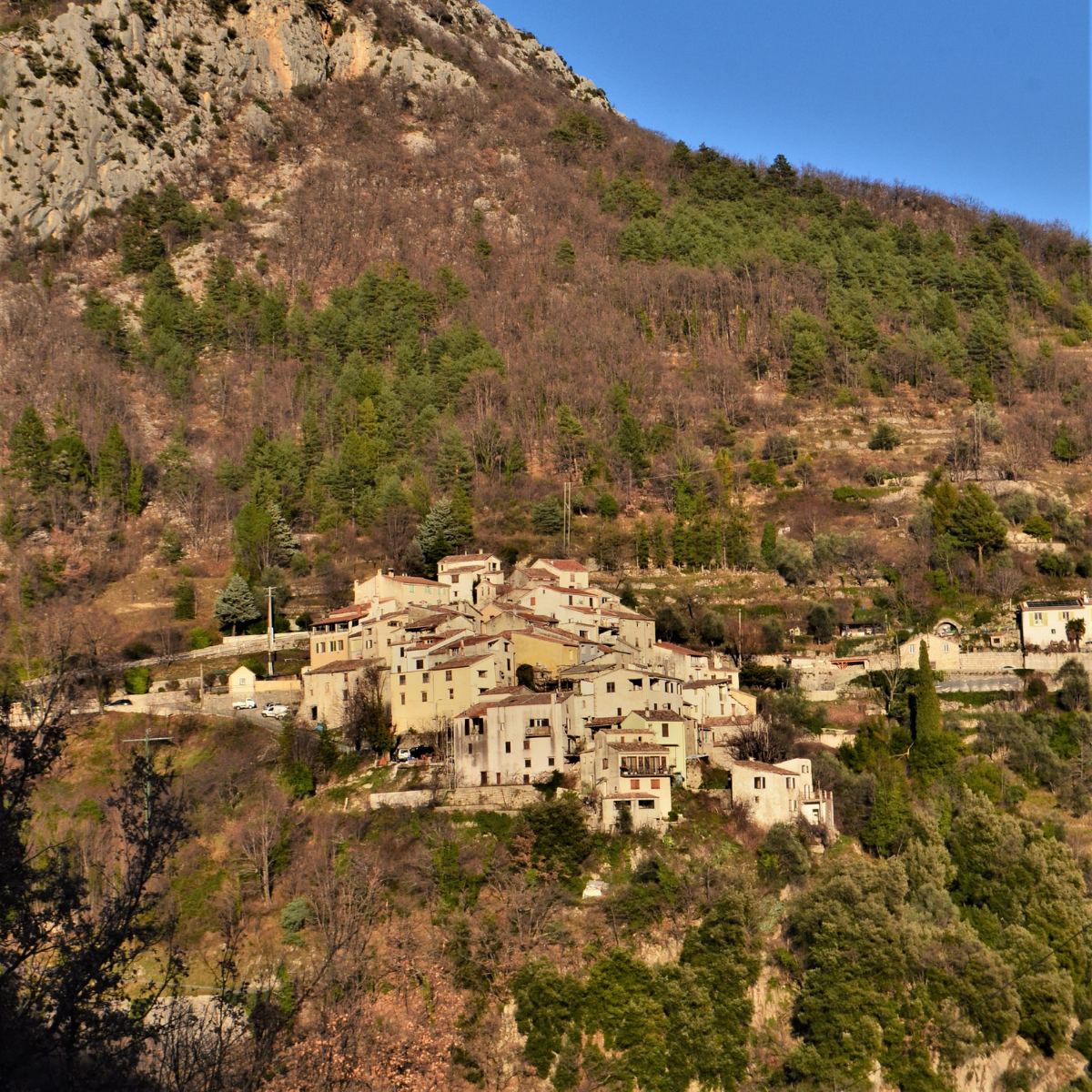 Le beau village d'Aiglun, à l'automne, dans la vallée de L'Estéron