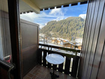 Petit balcon avec table et vue sur les montagnes