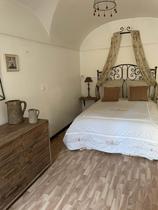 Chambre à coucher lumineuse avec lit double, ameublement bois