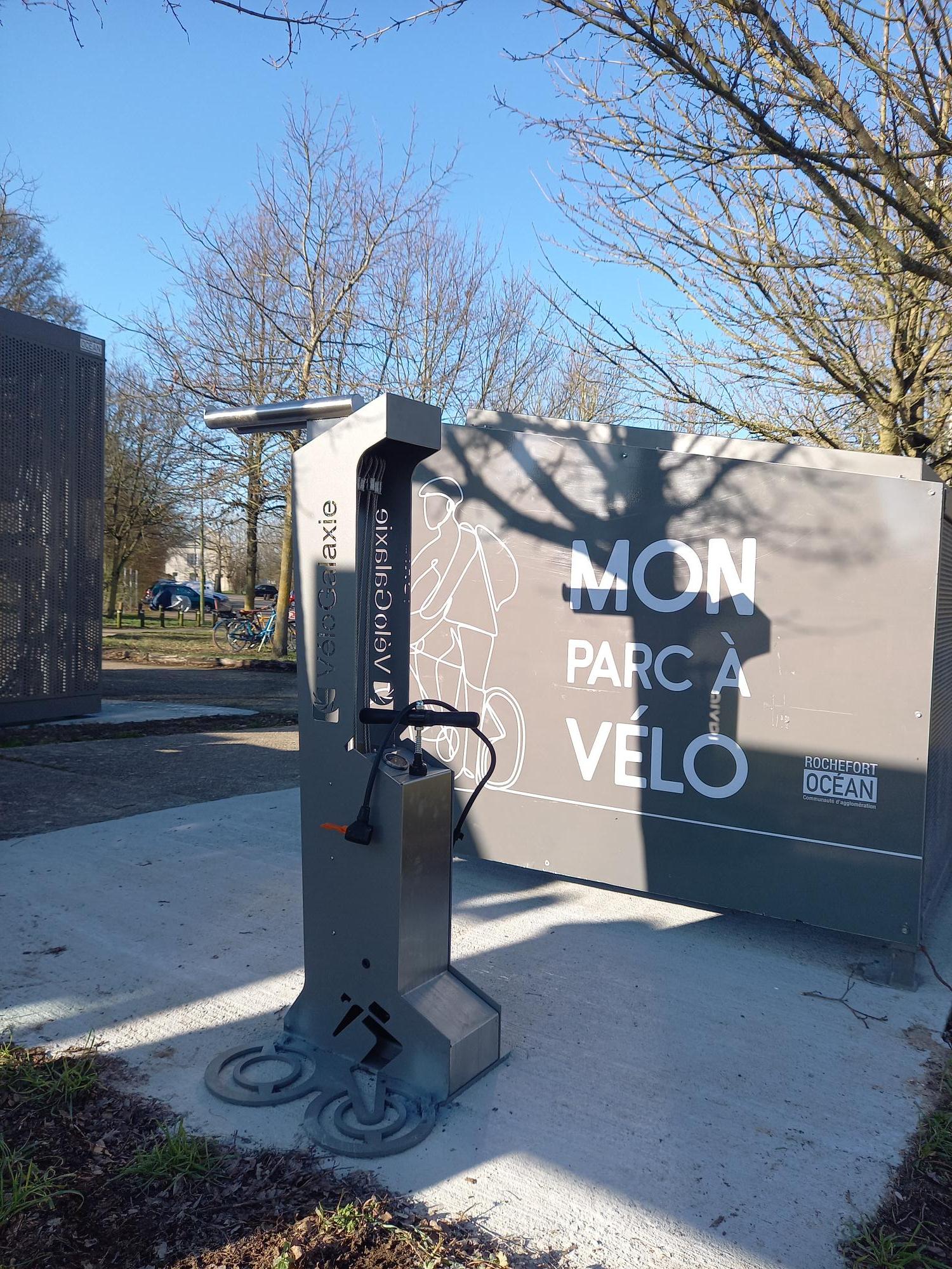 Station de réparation et de gonflage pour vélo