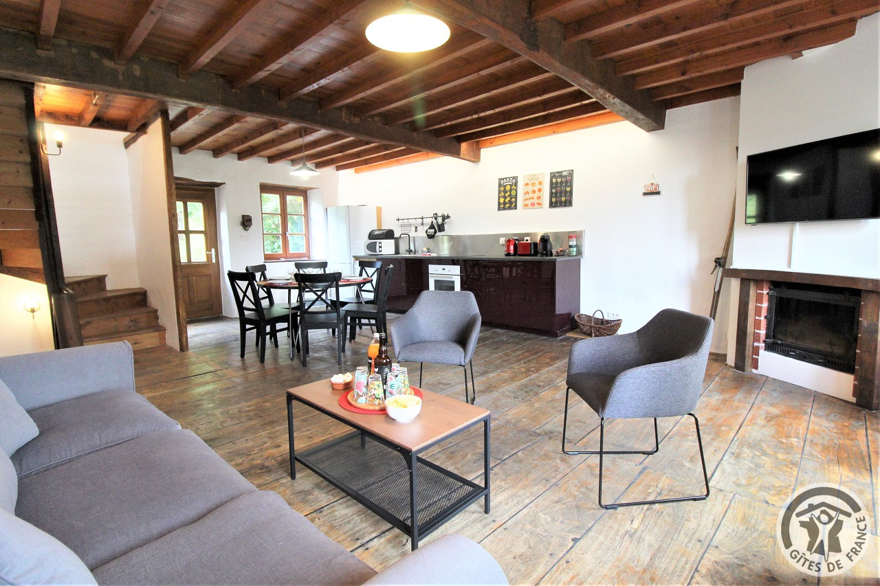 Gîte 'Le Petit Colombier' à Chambost-Longessaigne (Rhône, Ouest de Lyon - Sud de Tarare) : le vaste séjour avec espaces cuisine, repas et salon (niveau 1).