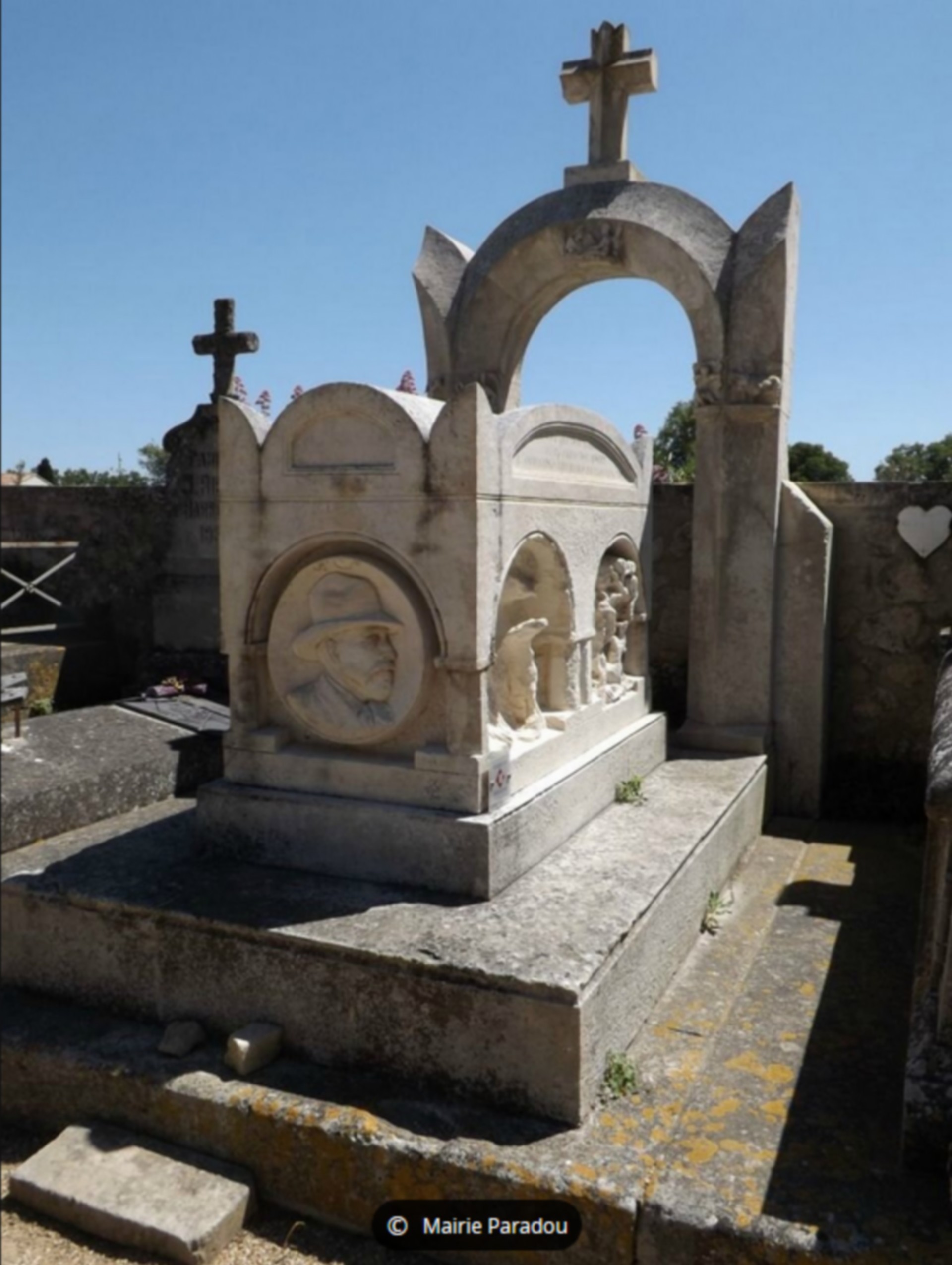 Buste et tombeau de Charloun Rieu